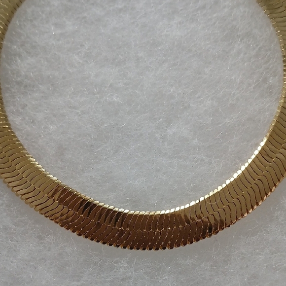 Elegant Gold Bracelet - Picture 2 of 4